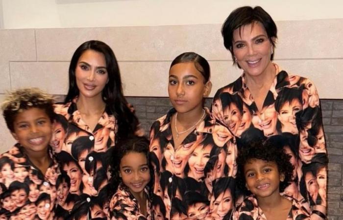 Kim Kardashian pose avec ses 4 enfants