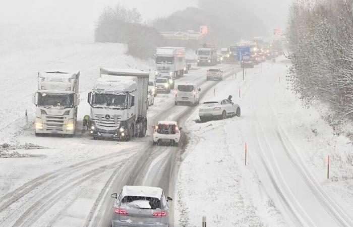 Les premiers flocons de neige perturbent déjà la circulation en Suisse romande