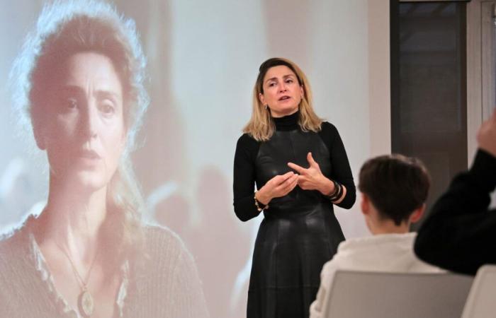 “Ce ne sont pas les femmes qui sont fragiles, ce sont leurs droits”, rappelle Julie Gayet, en visite dans un collège des Landes.