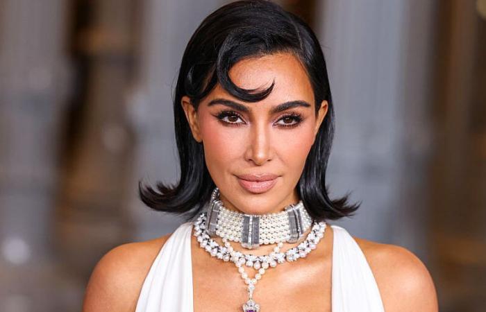 Kim Kardashian recroquevillée contre les machines Tesla… Boris Johnson révèle une attaque d’Elizabeth II envers le couple Macron…