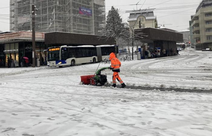 La neige tombe par endroits jusqu’en plaine, provoquant plusieurs accidents