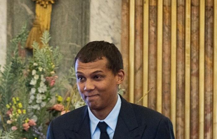 Le roi Philippe de Belgique décore le chanteur Stromae