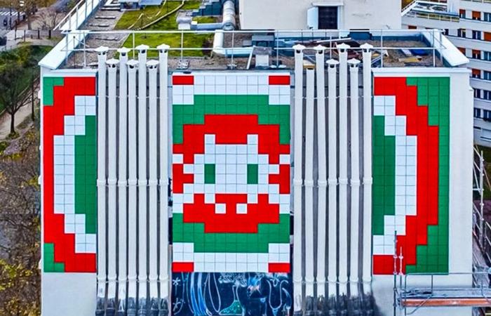 Invader dévoile une œuvre géante au-dessus de la place d’Italie