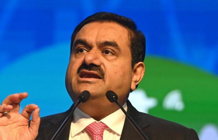 Le magnat indien Gautam Adani inculpé pour corruption aux Etats-Unis, son groupe chute en bourse