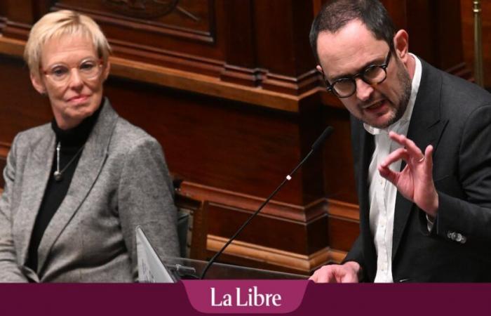 Le « clientélisme » du PS attaqué de toutes parts