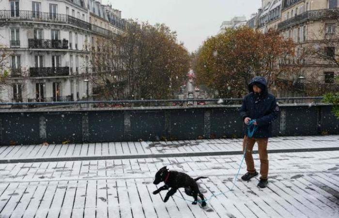 Les Parisiens font leurs valises alors que l’hiver arrive dans la capitale française