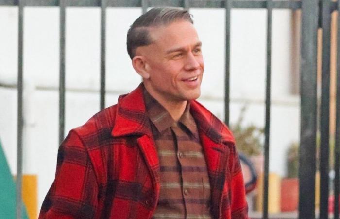 Charlie Hunnam incarne le tueur en série Ed Gein sur le tournage de “Monster” de Ryan Murphy