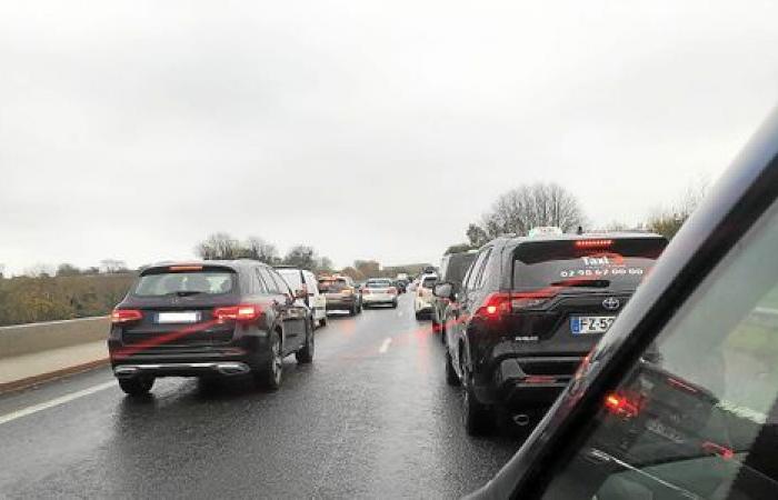 EN DIRECT – Les taxis du Finistère en colère bloquent en grande partie le rond-point de Pen-ar-C’hleuz, rassemblement en cours dans la sous-préfecture [Vidéo]