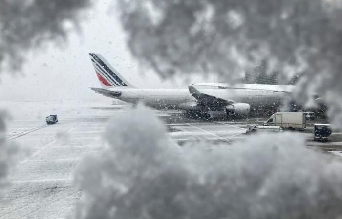 Les Parisiens font leurs valises alors que l’hiver arrive dans la capitale française