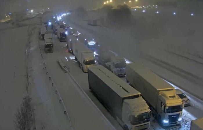 «C’est n’importe quoi…» Des centaines d’automobilistes coincés par la neige toute la nuit sur l’autoroute A36