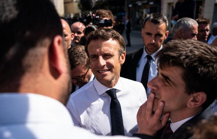 quand Emmanuel Macron laisse tomber sa veste (et son masque)