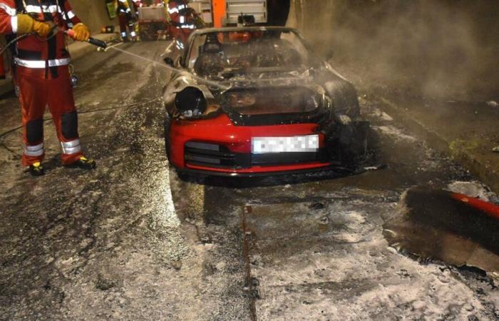 Leur voiture prend feu dans un tunnel, ils tentent de combattre les flammes