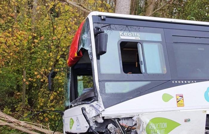 Un bus transportant des lycéens percuté de plein fouet par une voiture à Senlis