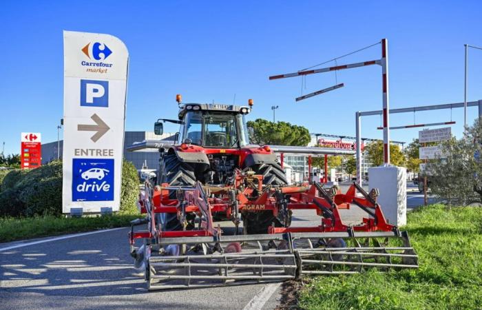 les blocus continuent, la colère gronde dans le sud-ouest