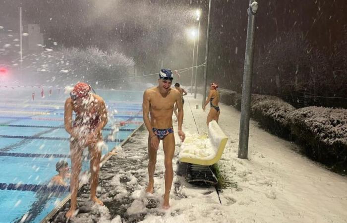 Bain « nordique » et bataille de boules de neige pour les nageurs de Mulhouse Olympique Natation