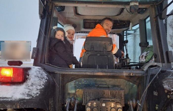 Neige dans l’Orne. Deux enfants coincés à l’école, un tracteur les ramène chez eux