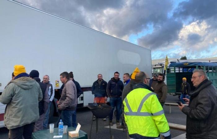 un barrage filtrant devant une plateforme d’Intermarché en Indre-et-Loire