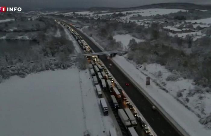 sur l’autoroute A36, des centaines de véhicules coincés par la neige