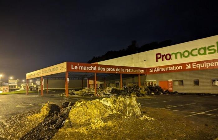 des tonnes de déchets déversées devant deux magasins au Pays Basque