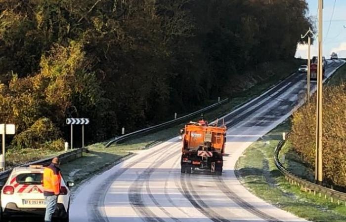 un poids lourd coincé sur une pente verglacée provoque un embouteillage sur la D 1029 à hauteur de Morcourt