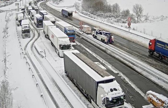 150 000 foyers toujours sans électricité, -10°C la nuit, panique sur les routes, images de l’épisode neigeux en France