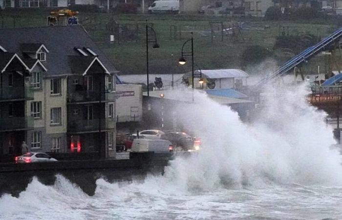 Met Éireann émet un avertissement rouge pour de fortes pluies dans deux comtés