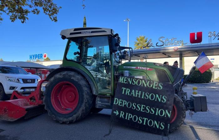 “Des paroles, mais pas d’actions”, à Pertuis, blocus des supermarchés par 50 tracteurs