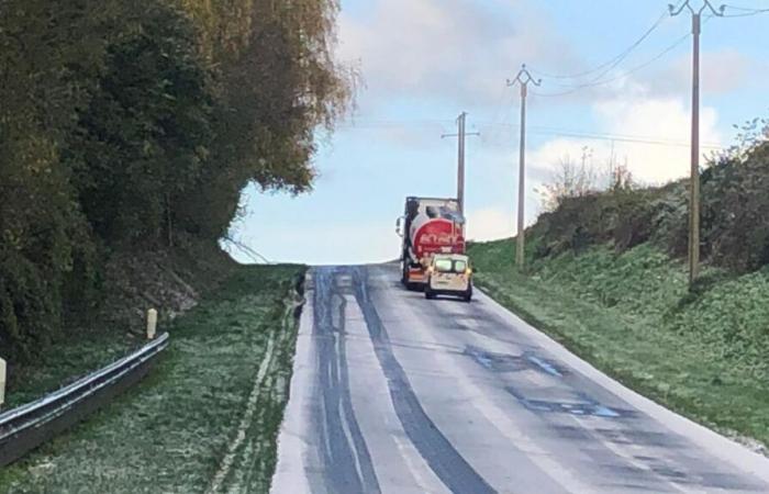 un poids lourd coincé sur une pente verglacée provoque un embouteillage sur la D 1029 à hauteur de Morcourt