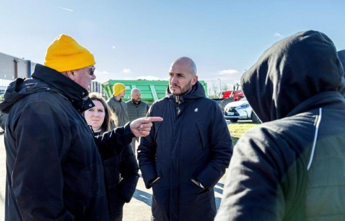 des agriculteurs en colère résistent jusqu’à être délogés par les gendarmes cet après-midi