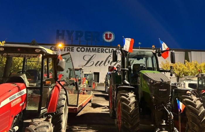 DIRECT. Des agriculteurs indépendants bloquent les supermarchés à Pertuis