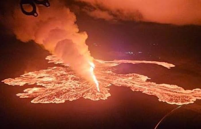 images spectaculaires du parking d’un site touristique englouti par la lave