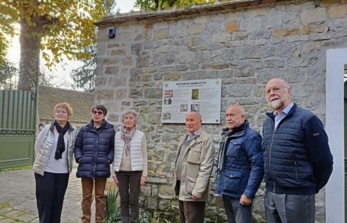 une plaque en hommage aux artistes célèbres de cette rue du village