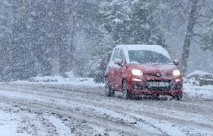 Les écoles ont fermé leurs portes alors que la Grande-Bretagne gelée était recouverte de neige avant l’arrivée du déluge de pluie ce week-end – Météo britannique en direct