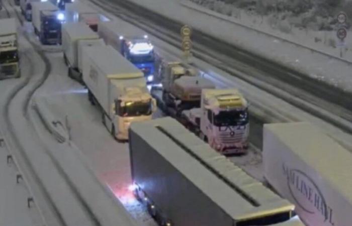 800 camions bloqués sur l’A36 jeudi soir à cause de chutes de neige : Actualités