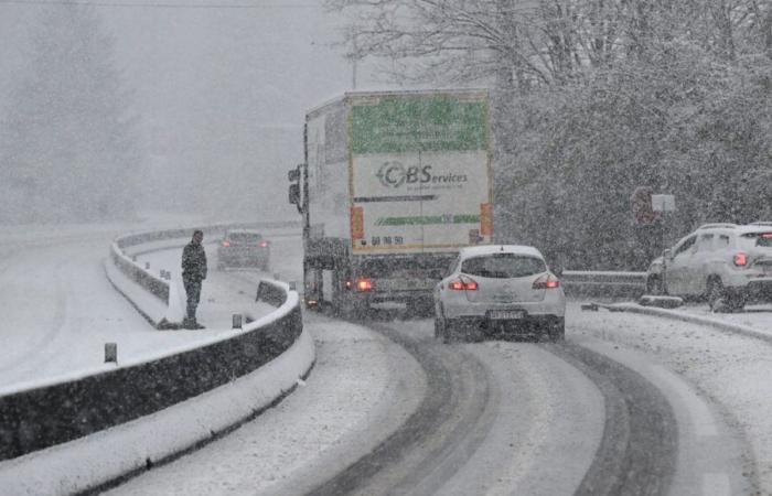 200 000 foyers toujours privés d’électricité, des milliers de camions bloqués sur les autoroutes