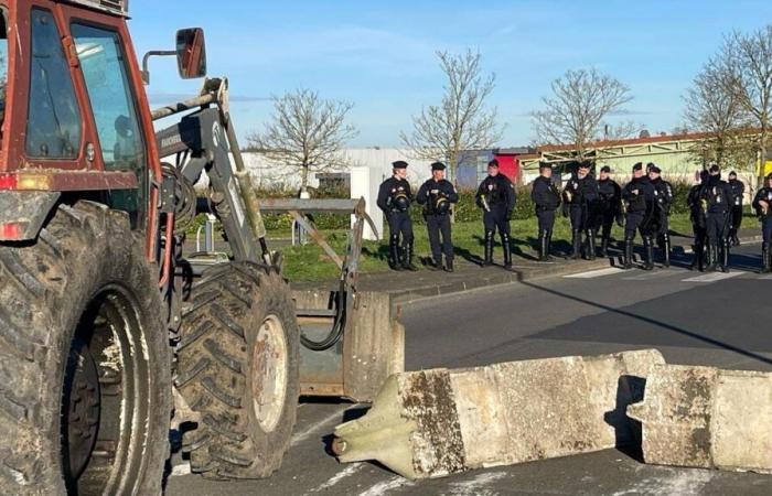 à Ruffec, les CRS ont délogé les agriculteurs du CR86, les gendarmes mobiles sont intervenus à Roullet et Vars