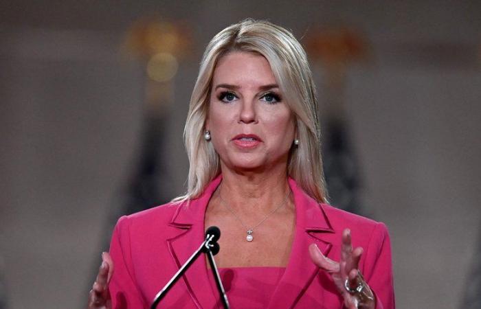 qui est Pam Bondi, nommée au ministère de la Justice après le retrait du controversé Matt Gaetz