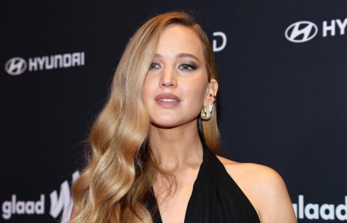 Jennifer Lawrence dénonce les trolls qui la qualifient de “pas assez instruite” pour “parler de politique”, déclare que sa famille l’a encouragée à ne pas produire de document sur les talibans