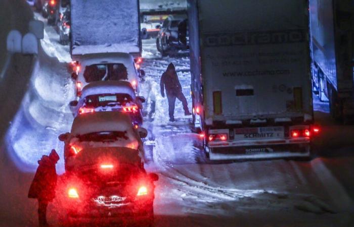 “On n’a vu personne”, témoigne un automobiliste coincé sur l’autoroute A36 depuis jeudi soir à 21 heures.