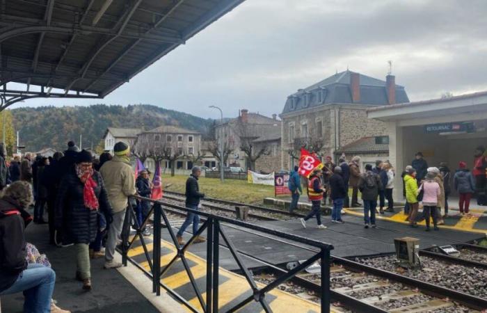 Haute-Loire. Ils manifestent contre la suppression d’emplois à la gare de Retournac