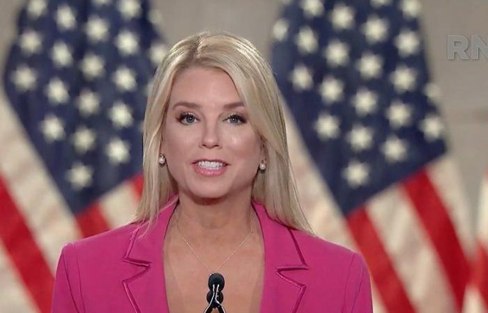 Procureur, conseiller… qui est Pam Bondi, fidèle à Donald Trump choisi comme ministre de la Justice après le retrait de Matt Gaetz ?