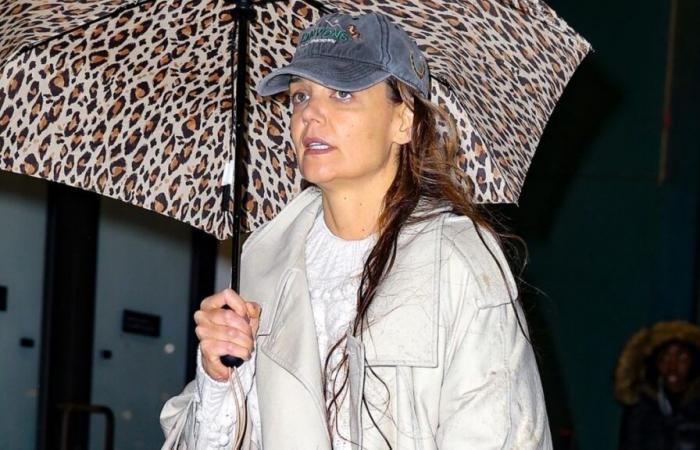 Katie Holmes s’emmitoufle dans un trench beige et un tricot torsadé avec un sac Birkin Dupe