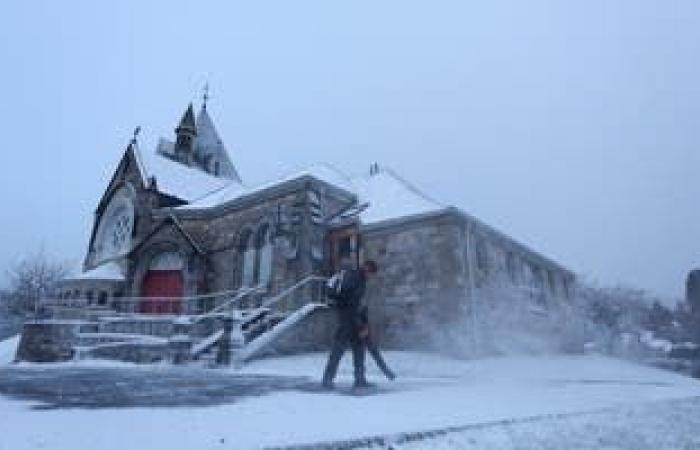 Les écoles ont fermé leurs portes alors que la Grande-Bretagne gelée était recouverte de neige avant l’arrivée du déluge de pluie ce week-end – Météo britannique en direct