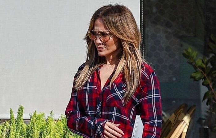 Jennifer Lopez teste l’esthétique de la cueillette des pommes dans une flanelle à carreaux et un jean déchiré