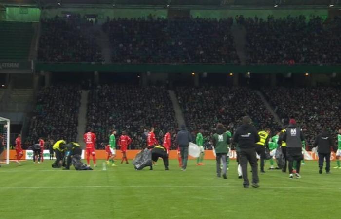 nouveaux lancers de balle de tennis lors du match Saint-Etienne-Montpellier, match interrompu