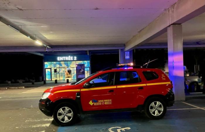 Fumée dans la galerie commerciale du magasin Carrefour après l’incendie d’un torréfacteur