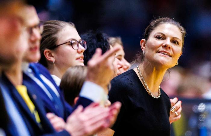 La princesse Estelle et le prince Oscar assistent à un match de basket tendu contre les champions du monde