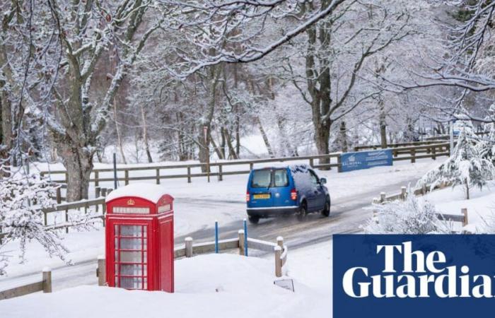 La neige ferme les routes et les voies ferrées alors que la tempête Bert frappe le Royaume-Uni