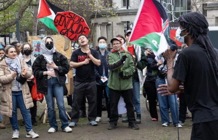 Des manifestants brûlent une photo de Netanyahu