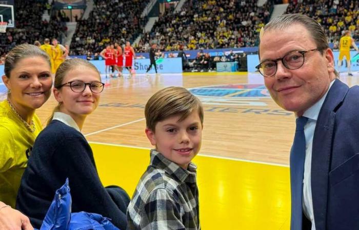 La princesse Estelle et le prince Oscar assistent à un match de basket tendu contre les champions du monde